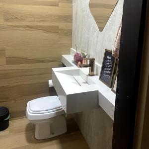 Koupelna v ubytování Casa com 3 suítes e área de churrasqueira