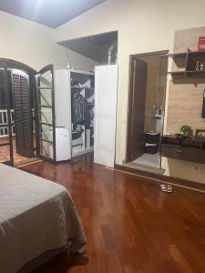 Postel nebo postele na pokoji v ubytování Casa com 3 suítes e área de churrasqueira