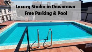 Bazén v ubytovaní Luxe CENTRAL Studio with POOL, PARKING & AC alebo v jeho blízkosti