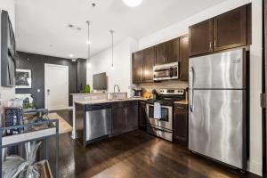 Kuchyň nebo kuchyňský kout v ubytování Legends Loft Modern Stay Near Vandy on West End