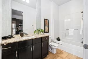 Koupelna v ubytování Legends Loft Modern Stay Near Vandy on West End + 38 fotografií