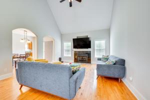 TV a/nebo společenská místnost v ubytování Boat, Fish and Hike Home with Deck in Mooresville!