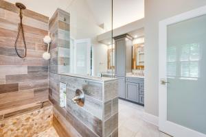 Koupelna v ubytování Boat, Fish and Hike Home with Deck in Mooresville! + 21 fotografií