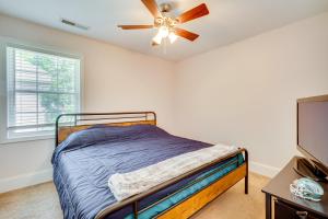 Postel nebo postele na pokoji v ubytování Boat, Fish and Hike Home with Deck in Mooresville!