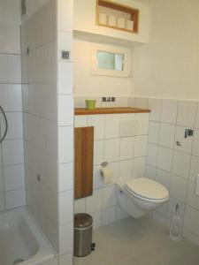 ein Badezimmer mit Toilette, Waschbecken und Badewanne in der Unterkunft Ferienwohnung Gieske - Wollmann in Westerholz + 56 Fotos