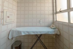 a bathroom with a table with a blue blanket on it at Apartamento Central Aconchegante e Espaçoso SQ53 in Maringá