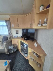 Η κουζίνα ή μικρή κουζίνα στο Mark and Teresa's 8 berth caravan on Coral Beach Ingoldmels +24 φωτογραφίες