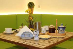 einen Holztisch mit Essen darüber in der Unterkunft Gästehaus Karassowitsch in Rust