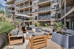 un patio con sofás y sillas frente a un edificio en The Gibson in Music City Walk to Broadway, en Nashville
