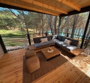 ein Wohnzimmer mit Sofa und Couchtisch in der Unterkunft Vila Vesper in Drage
