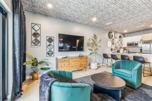 Una sala de estar con sillas azules y una mesa. en The Twelve Thirty Lounge in Downtown Nashville, en Nashville