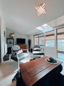 Posezení v ubytování Duplex de Charme en Provence, Vue Imprenable