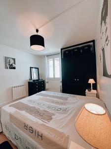Postel nebo postele na pokoji v ubytování Duplex de Charme en Provence, Vue Imprenable