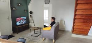 TV a/nebo společenská místnost v ubytování Le Cocon de Sens