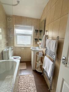 Bilik mandi di Contemporary Flat In Central Reading
