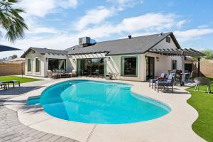 Swimmingpoolen hos eller tæt på Lux Lasso by PaseoHomesAZ