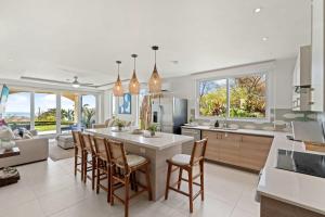 Köök või kööginurk majutusasutuses Spectacular Oceanview Villa and Pool