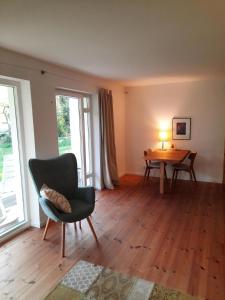 ein Wohnzimmer mit einem Stuhl und einem Tisch in der Unterkunft Ferienwohnung Gieske - Wollmann in Westerholz