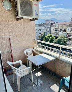 een tafel en stoelen op een balkon met uitzicht bij RingRoad Apartment in Ohrid