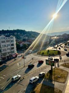 een kruispunt met auto's op een stadsstraat bij RingRoad Apartment in Ohrid
