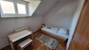 ein kleines Zimmer mit einem Bett und einem Fenster in der Unterkunft Comfortable House with Two Floors in Linz