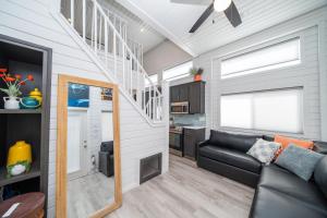 Istumisnurk majutusasutuses Hang Up and Hang Out, River Lodge Bungalow