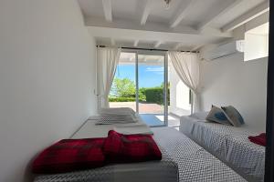 une chambre avec deux lits et une grande fenêtre dans l'établissement Hermosa casa con vista al mar en Jama Campay, à Los Camarones 21 autres photos