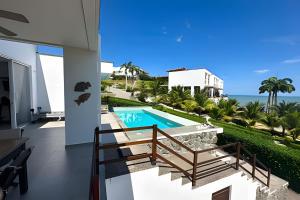 - une vue depuis le balcon d'une maison avec piscine dans l'établissement Hermosa casa con vista al mar en Jama Campay, à Los Camarones