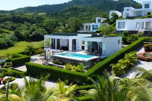 une vue aérienne d'une maison avec piscine dans l'établissement Hermosa casa con vista al mar en Jama Campay, à Los Camarones