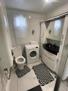 Deuil-la-BarreにあるMaison calme et lumineuseのトイレと洗面台のある小さなバスルーム