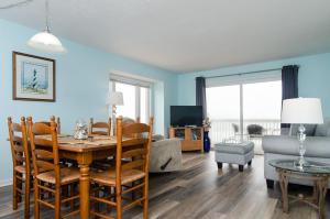 Χώρος καθιστικού στο Surfs Up by Bryant Real Estate