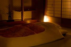 富士河口湖温泉湖南庄酒店客房内的一张或多张床位