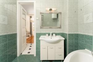 Koupelna v ubytování Artistic luxury flat with Colosseum view + 15 fotografií