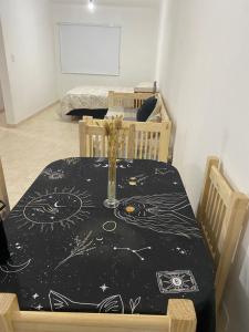een tafel met een zwart tafelkleed met daarop een vaas bij Monoambiente cris in Colón