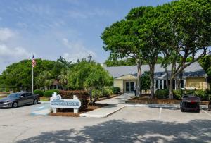 un cartello in un parcheggio di fronte a una casa di Yerby by Bryant Real Estate a Kure Beach