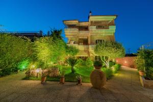 Vonkajšia záhrada v ubytovaní Over Sea Rooms & Villas + 20 fotografií