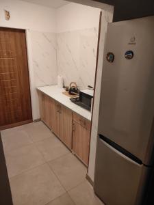 Una cocina o cocineta en Całe mieszkanie 2 pokojowe,super lokalizacja ,w wieżowcu z pięknym widokiem,2 duże łóżka,i 1 jednonosobowe