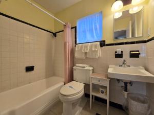 Koupelna v ubytování Oceanfront Sea Scape Motel + 37 fotografií