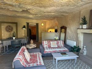 a living room with a couch and a table at Le Lavandier in Vouvray