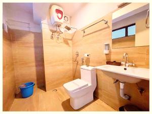 Koupelna v ubytování HOTEL LUXUARY R-B Near Near Railway station - Fully Air conditioned Rooms with Wifi-LIFT and Restaurant - A Top Rated Hotel