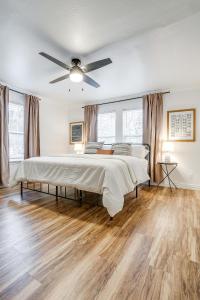 ein Schlafzimmer mit einem großen Bett und einem Deckenventilator in der Unterkunft Fort Worth Cottage Retreat in Fort Worth