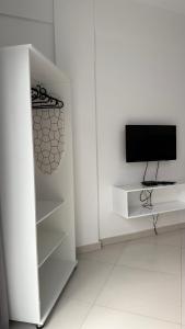 TV a/nebo společenská místnost v ubytování Urban Praia Maria - ApartHotel