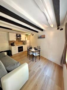 a living room with a couch and a table at Serenity in Mestre +8 photos