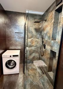 un bagno con box doccia e lavatrice di Drahan Apartment 14 a Radom Altre 6 foto