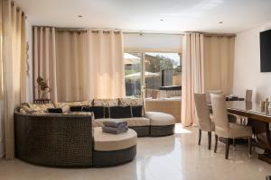 Χώρος καθιστικού στο Villa Hilary