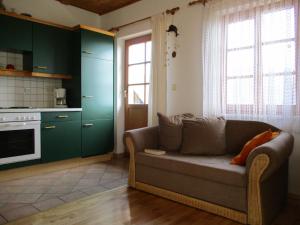 a living room with a couch and a kitchen at Apartments Berghof Familie Steinwender in Pölling