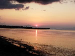 un tramonto su un corpo d'acqua di 臨湖荘 a Takashima