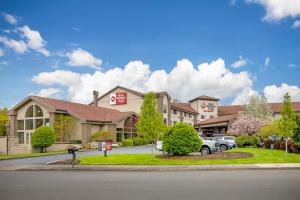 Un hotel con coches aparcados en un estacionamiento. en Best Western Plus Mill Creek Inn, en Salem
