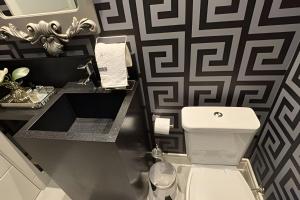 a bathroom with a white toilet and a sink at 3 Suítes | Gourmet Vista Mar | Próx. Russi Russi in Meia Praia +38 photos