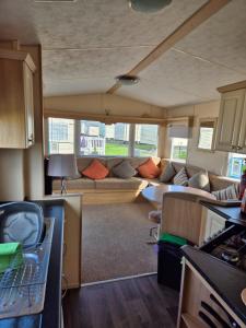 リルにあるLovely 6 Berth Caravan At Sun Valley In North Wales Ref 81023Aのリビングルーム(ソファ付)